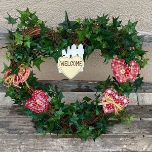 🏡HEART WREATH w/faux ivy, quilted hearts & welcome sign. Country/Farm perfect.